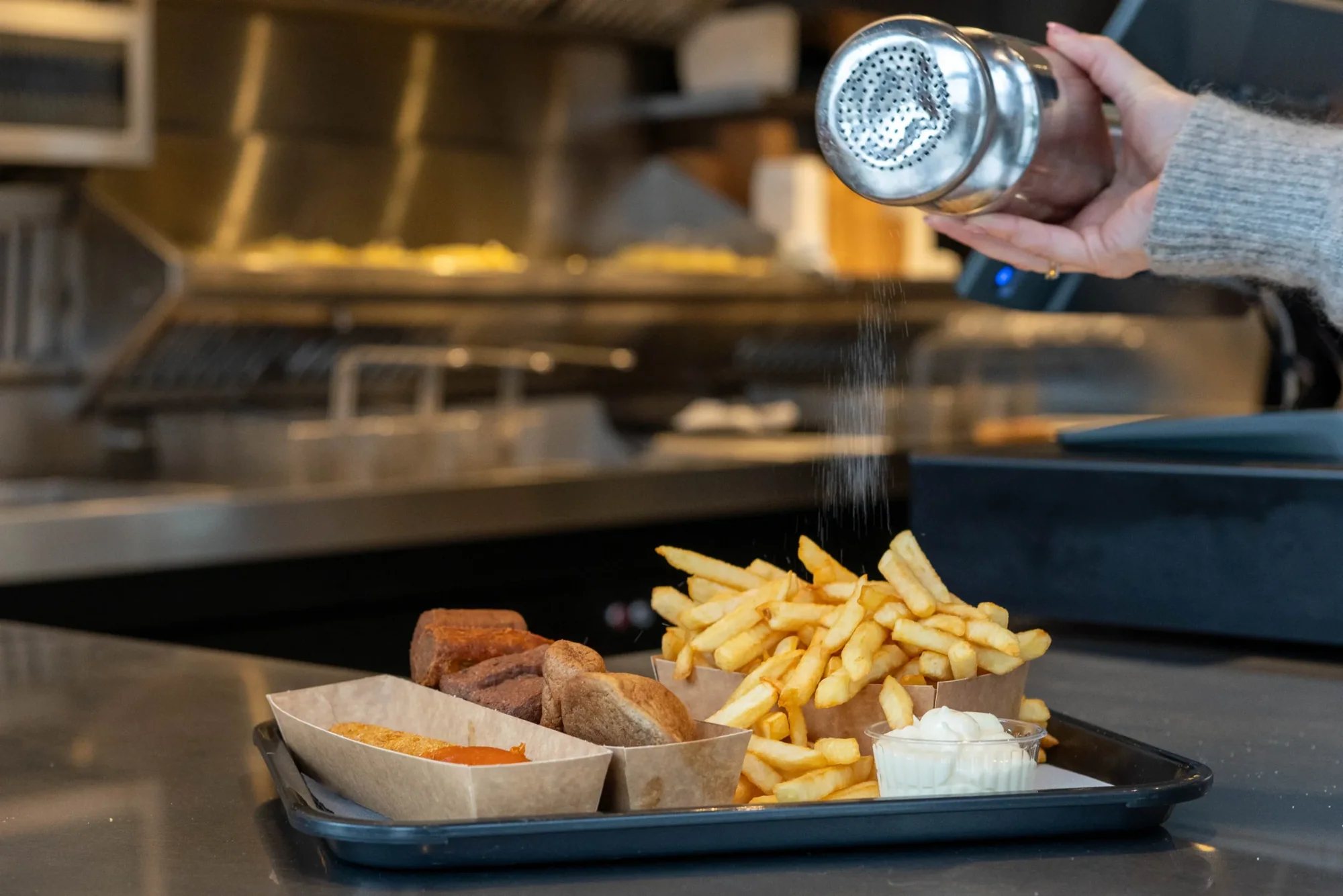 Verse frieten worden gezouten in de frituur op de Waalse Kaai